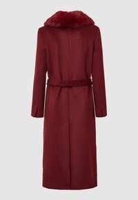 Bordeauxroter Mantel mit einem weichen Pelzkragen, langen Ärmeln, einem taillierten Gürtel und einem geraden Schnitt, der eine glatte Textur und minimale Details aufweist.