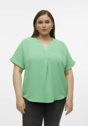 Vero Moda Curve MIT KURZEN ÄRMELN V-AUSSCHNITT - Blouse - katydid
