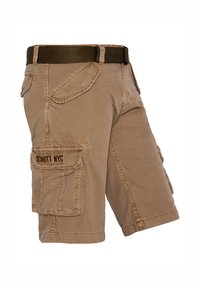 Pantaloni cargo color marrone chiaro con tasca laterale, dettagli cuciti e una cintura intrecciata color verde scuro. Realizzati in tessuto durevole, presentano un design casual.