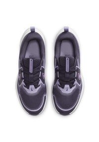 Une paire de baskets Nike Cosmic Runner violettes et noires avec des semelles blanches, vue de dessus montrant les lacets et les étiquettes de langue de marque.