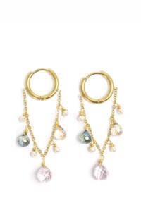 Pendientes de aro dorados con cadenas colgantes que presentan detalles de cristales multicolores y perlas, mostrando una mezcla de formas y superficies reflectantes.