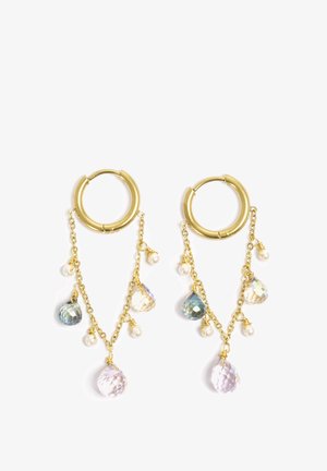 Goldfarbene Creolen mit hängenden Ketten, verziert mit mehrfarbigen Kristall- und Perlakzenten, die eine Mischung aus Formen und reflektierenden Oberflächen zeigen.