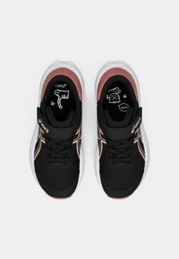 Μαύρα αθλητικά παπούτσια με ροζ λεπτομέρειες, υφασμάτινο επάνω μέρος, κλείσιμο με κορδόνια και λωρίδα βρόχου, λευκή ενδιάμεση σόλα και παιχνιδιάρικα γραφικά στις σόλες.