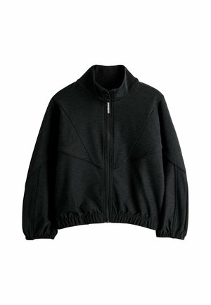 Čierna bunda na zips s vysokým golierom, rebrovanými manžetami a elastickým lemom, s našitými panelmi na prednej strane a rukávoch.
