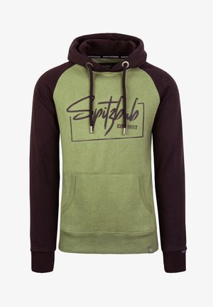 Grüner und dunkelbrauner Kapuzenpullover mit einer Fronttasche, einer Kordelzugkapuze und einem bedruckten Schriftzug "Spitzbub EST 2017".