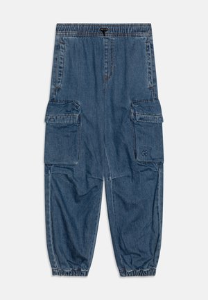 Denim cargo hlače z elastičnim pasom, dvema velikima stranskima žepoma in elastičnimi zapestji. Barva: srednje modra s kontrastnimi šivi.