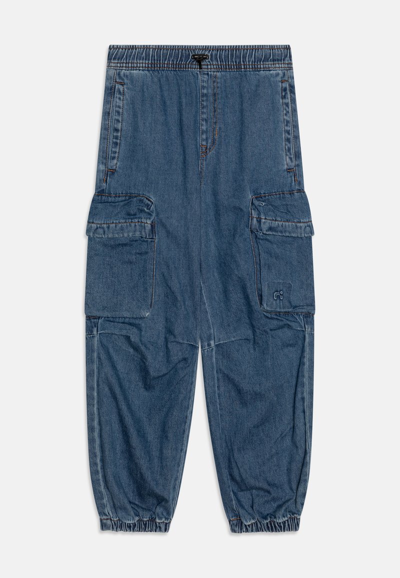 Calças de ganga cargo com cintura elástica, dois grandes bolsos laterais e punhos elásticos. Cor: azul médio com costuras em contraste.