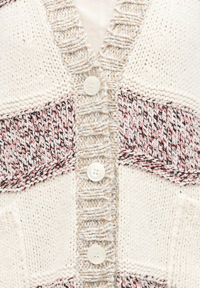 Ζακέτα πλεκτή εκρού με υφή ριμπ, τρία λευκά κουμπιά και πολύχρωμα ροζ και μαύρα πλεκτά patches στο μπροστινό μέρος.