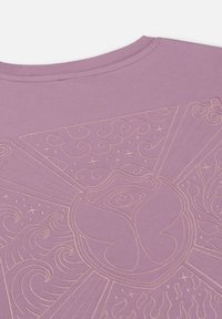 Lavender t-shirt met een reliëfontwerp van golven, sterren en een centraal embleem. Zachte textuur en ronde halslijn.