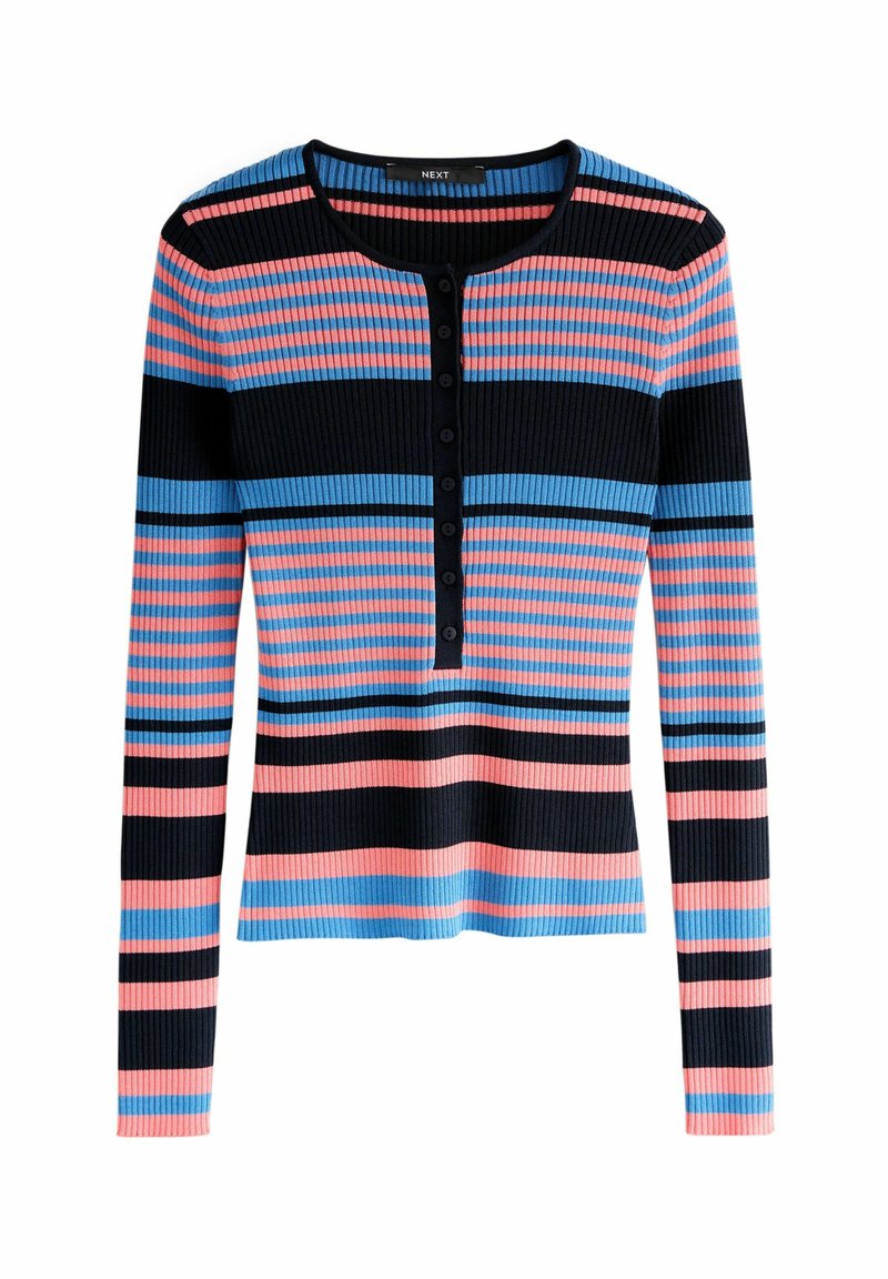 T-shirt à manches longues rayé avec une texture côtelée. Les couleurs comprennent le bleu marine, le rose et le bleu clair, avec un col boutonné et une coupe ajustée.