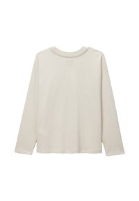 Chemise en coton beige à manches longues avec un col rond vue de dos sur un fond blanc.