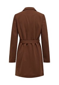 Abrigo largo marrón de manga larga con un cinturón alrededor de la cintura, visto desde atrás, con una tela texturizada y un cuello clásico.
