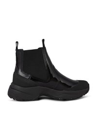 Hybride basket-botte montante noire avec panneaux latéraux élastiques, semelle épaisse texturée et languettes de traction au talon et à la languette.