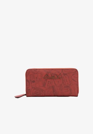 Portafoglio rosso realizzato in materiale testurizzato caratterizzato da un motivo a stampo di timbri di viaggio in rilievo. Dettagli del logo in oro e chiusura a zip.