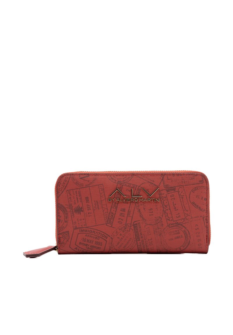 Portafoglio rosso realizzato in materiale testurizzato caratterizzato da un motivo a stampo di timbri di viaggio in rilievo. Dettagli del logo in oro e chiusura a zip.