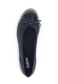 Zwarte ballet flats met een zachte suède bovenkant en een glanzende lak neus, voorzien van een decoratieve strik en een gevoerd voetbed.