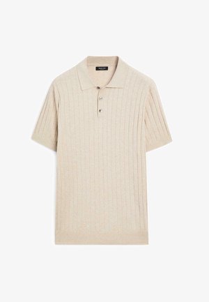 Beige strikket polo skjorte med korte ærmer, der har en vertikal ribbet tekstur, en krave og en tre-knaps stolpe.