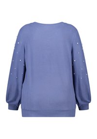 Lichtblauwe trui met lange mouwen, gladde textuur, ronde halslijn en parelaccenten op de mouwen. Achteraanzicht weergegeven.