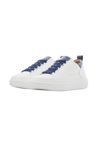 Sneakers bianchi in pelle con una texture liscia, lacci blu e un accento blu sul tallone. Presentano un logo goffrato in modo discreto sul lato.