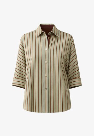 Camisa abotonada con rayas verticales marrones y beige, mangas tres cuartos y cuello clásico.