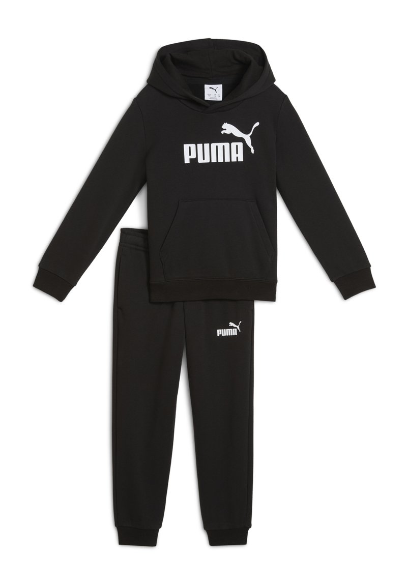 Ensemble de sweat à capuche et pantalon noir en tissu doux. Le sweat à capuche comprend une poche kangourou et un logo Puma blanc ; le pantalon arbore un logo assorti sur la jambe.