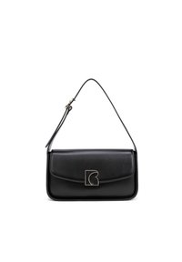 Borsa a spalla in pelle nera, di forma rettangolare, con finitura lucida, chiusura a patta e dettagli del logo in tonalità oro sulla parte anteriore. Cintura regolabile.