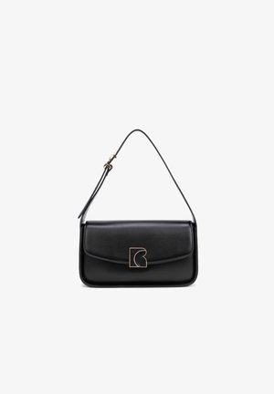 Sac à épaule en cuir noir, de forme rectangulaire, finition brillante, fermeture à rabat et détail logo doré à l'avant. Anse ajustable.