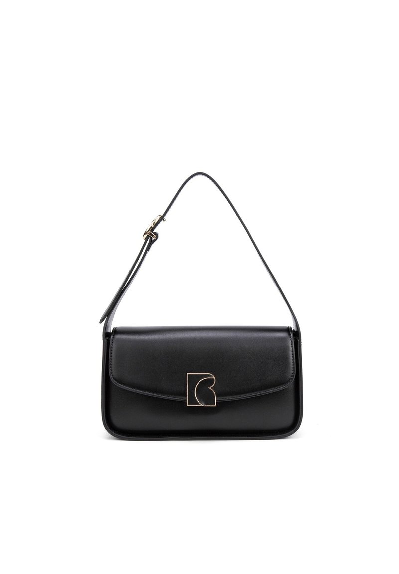 Borsa a spalla in pelle nera, di forma rettangolare, con finitura lucida, chiusura a patta e dettagli del logo in tonalità oro sulla parte anteriore. Cintura regolabile.
