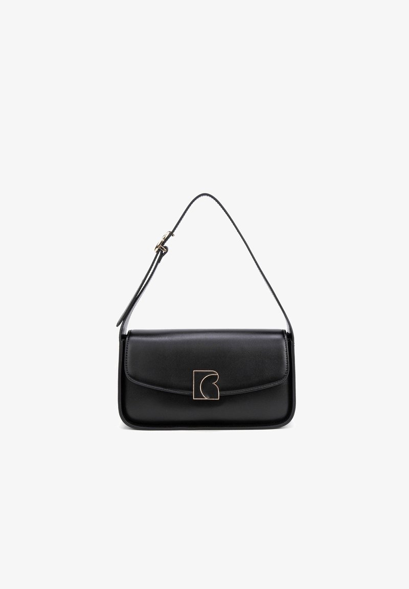 Borsa a spalla in pelle nera, di forma rettangolare, con finitura lucida, chiusura a patta e dettagli del logo in tonalità oro sulla parte anteriore. Cintura regolabile.
