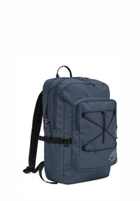 Sac à dos bleu marine avec plusieurs compartiments zippés, cordon élastique à l'avant, bretelles noires réglables et poignée de transport supérieure.