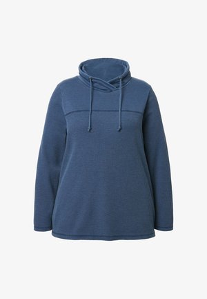 Niebieski polarowy sweter z kołnierzem typu cowl i sznurkiem do regulacji. Posiada teksturowaną część główną, długie rękawy i kontrastującą gładką górną panel.
