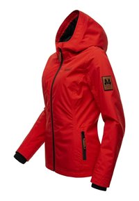 Veste imperméable rouge avec fermeture à glissière sur le devant, capuche et accents noirs. Comprend des poches latérales, des poignets élastiques et un logo en patch sur la manche.