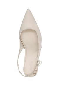 Chaussure plate en cuir beige avec un bout pointu, des côtés ouverts et un accent de nœud décoratif au talon. Texture lisse et design minimaliste.