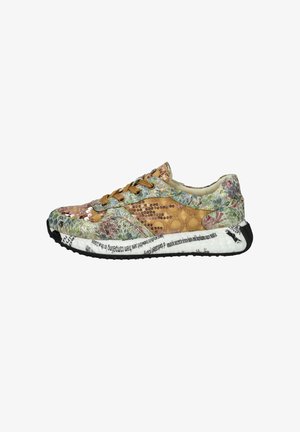 Sneaker colorata con un motivo floreale testurizzato, accenti in paillettes e una suola intermedia bianca con testo stampato. Lacci marroni e suola nera.