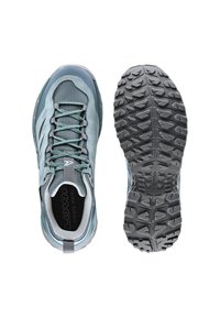 Scarpe da trekking blu e grigie mostrate dall'alto e dal basso, con una suola texturizzata dotata di scanalature profonde per una migliore aderenza e chiusura con lacci.