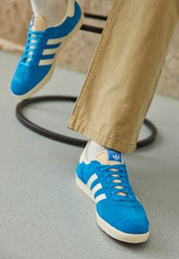 Não selecionado, bold aqua/off-white/cream white