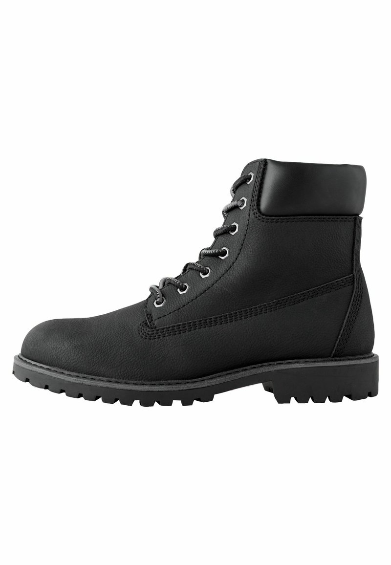 Schwarze Leder-Schnürstiefelette mit gepolstertem Schaft und dickem Gummiprofilsohle, seitlich auf einem weißen Hintergrund gezeigt.