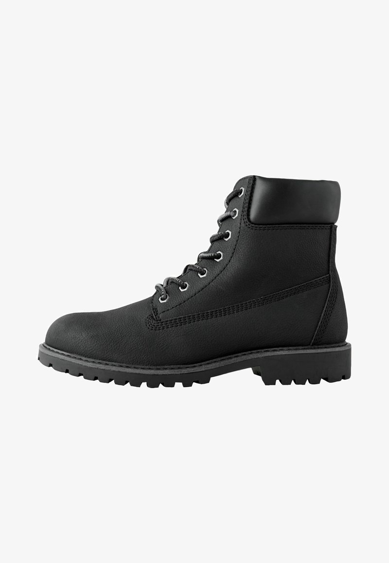 Schwarze Leder-Schnürstiefelette mit gepolstertem Schaft und dickem Gummiprofilsohle, seitlich auf einem weißen Hintergrund gezeigt.