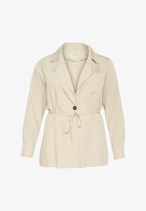 Giacca beige leggera con maniche lunghe, colletto, chiusura a un bottone e vita regolabile con cordino. Presenta una tasca sul petto.