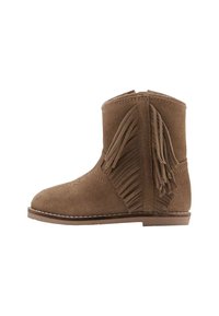 Stivale alla caviglia in suede marrone con frange laterali e suola piatta, mostrato di profilo su uno sfondo bianco.