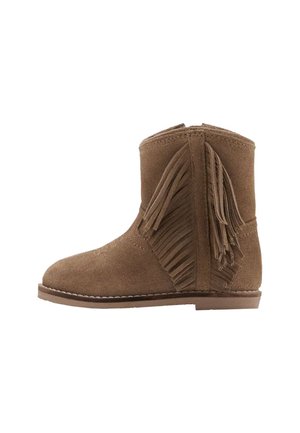 Braune Wildleder-Stiefelette mit seitlichen Fransen und flacher Sohle, im Profil vor weißem Hintergrund gezeigt.
