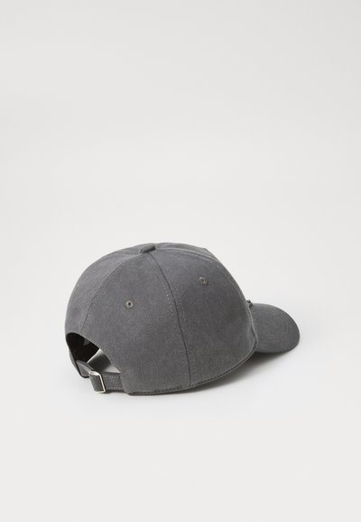 Casquette de baseball grise avec une visière incurvée, faite d'un tissu texturé, dotée d'un ajusteur en métal à l'arrière et de six trous de ventilation.