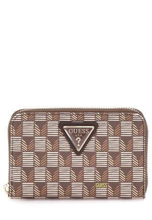 Brauner Reißverschluss-Wallet mit geometrischem Muster in Creme und Beige, ausgestattet mit einem dreieckigen metallischen Logo und goldenen Akzenten. Strukturierte Oberfläche.