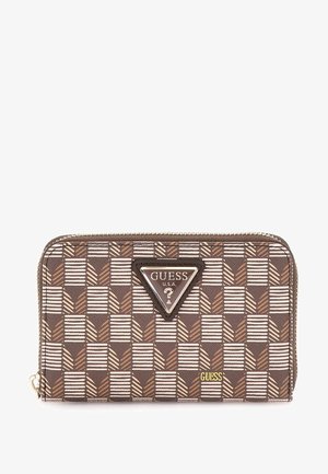 Portefeuille zippé marron avec un motif géométrique en crème et beige, arborant un logo métallique en forme de triangle et des détails dorés. Surface texturée.