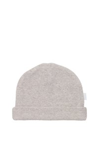 Ljusgrå stickad mössa med en mjuk, ribbad textur och en vikbar kant i botten, med en liten etikett på sidan.