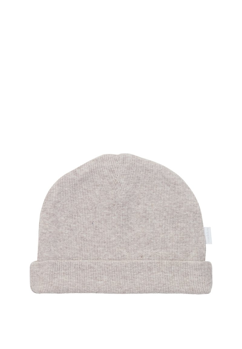 Ljusgrå stickad mössa med en mjuk, ribbad textur och en vikbar kant i botten, med en liten etikett på sidan.