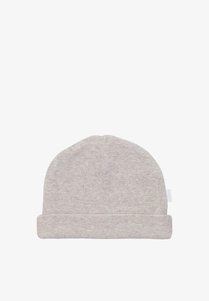 Ljusgrå stickad mössa med en mjuk, ribbad textur och en vikbar kant i botten, med en liten etikett på sidan.