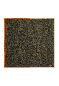 Leopardprint sjaal met groene, zwarte en bruine kleuren en een oranje rand. Gemaakt van lichtgewicht stof, met een gestructureerd oppervlak.