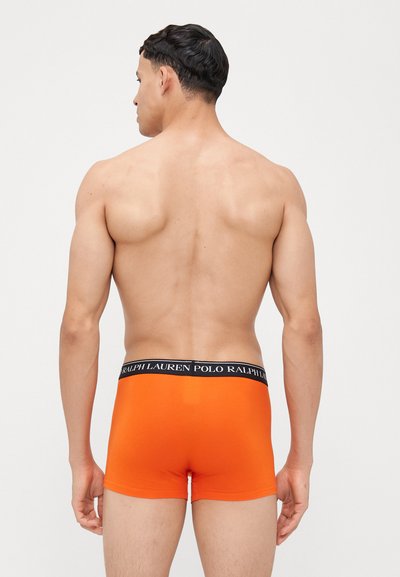 Oranžinės boxer tipo kelnaitės su juodu Polo Ralph Lauren juosmeniu. Lygus paviršius ir prigludęs dizainas, pritaikytas tvirtam prigludimui.