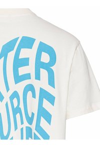Weißes Baumwoll-T-Shirt mit großem blauem Grafiktext auf dem Rücken, mit lässigem Schnitt und kurzen Ärmeln.